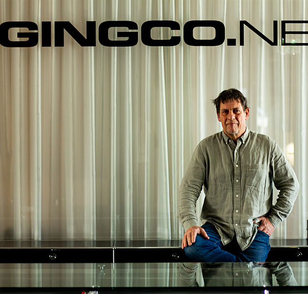 Ein Mann steht vor dem Firmenlogo von Gingco.net. (Bildrechte: Inga Stang)
