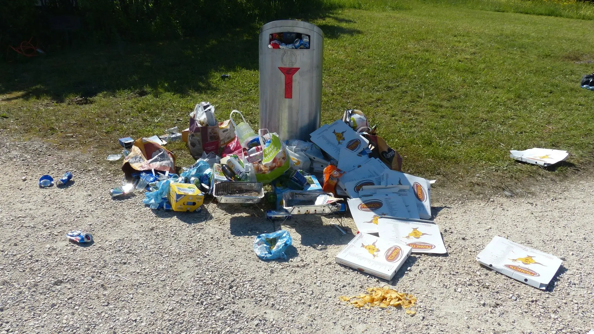 Ein überquellender Mülleimer in der Öffentlichkeit.