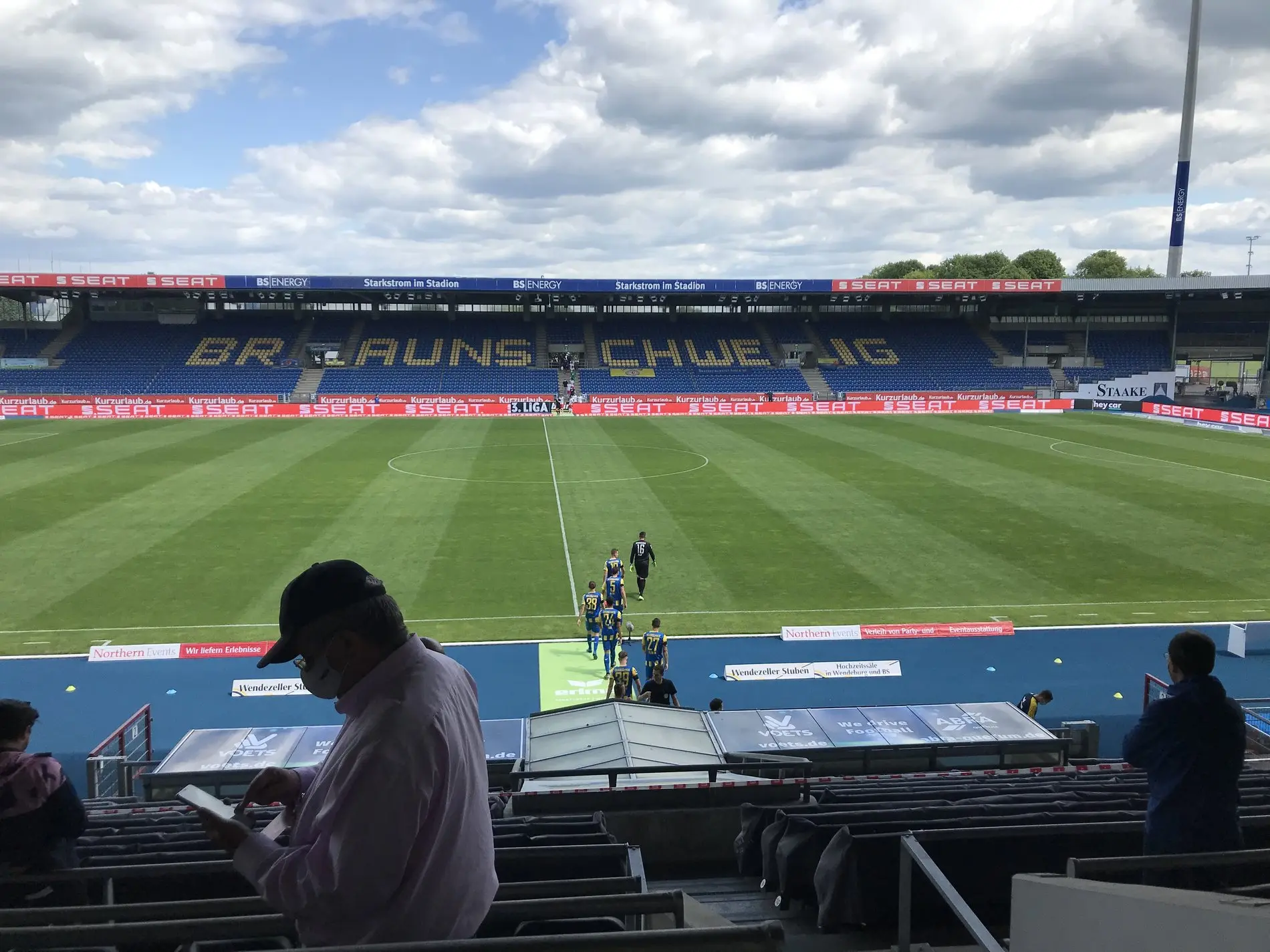 Ein leeres Eintracht-Stadion, die Spieler betreten den Rasen.