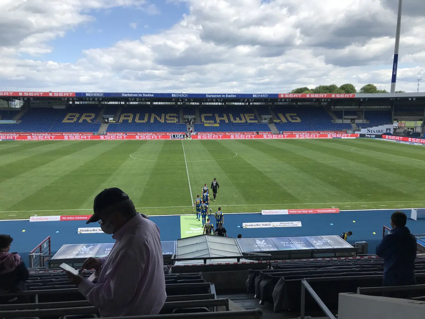 Ein leeres Eintracht-Stadion, die Spieler betreten den Rasen.