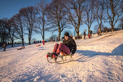 Ein Mann auf einem Schlitten.