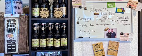 Eine Schrankwand mit Bier Flaschen