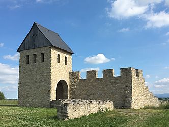 Man blickt auf die erhaltenen Überreste der Kaiserpfalz Werla