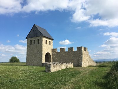Man blickt auf die erhaltenen Überreste der Kaiserpfalz Werla