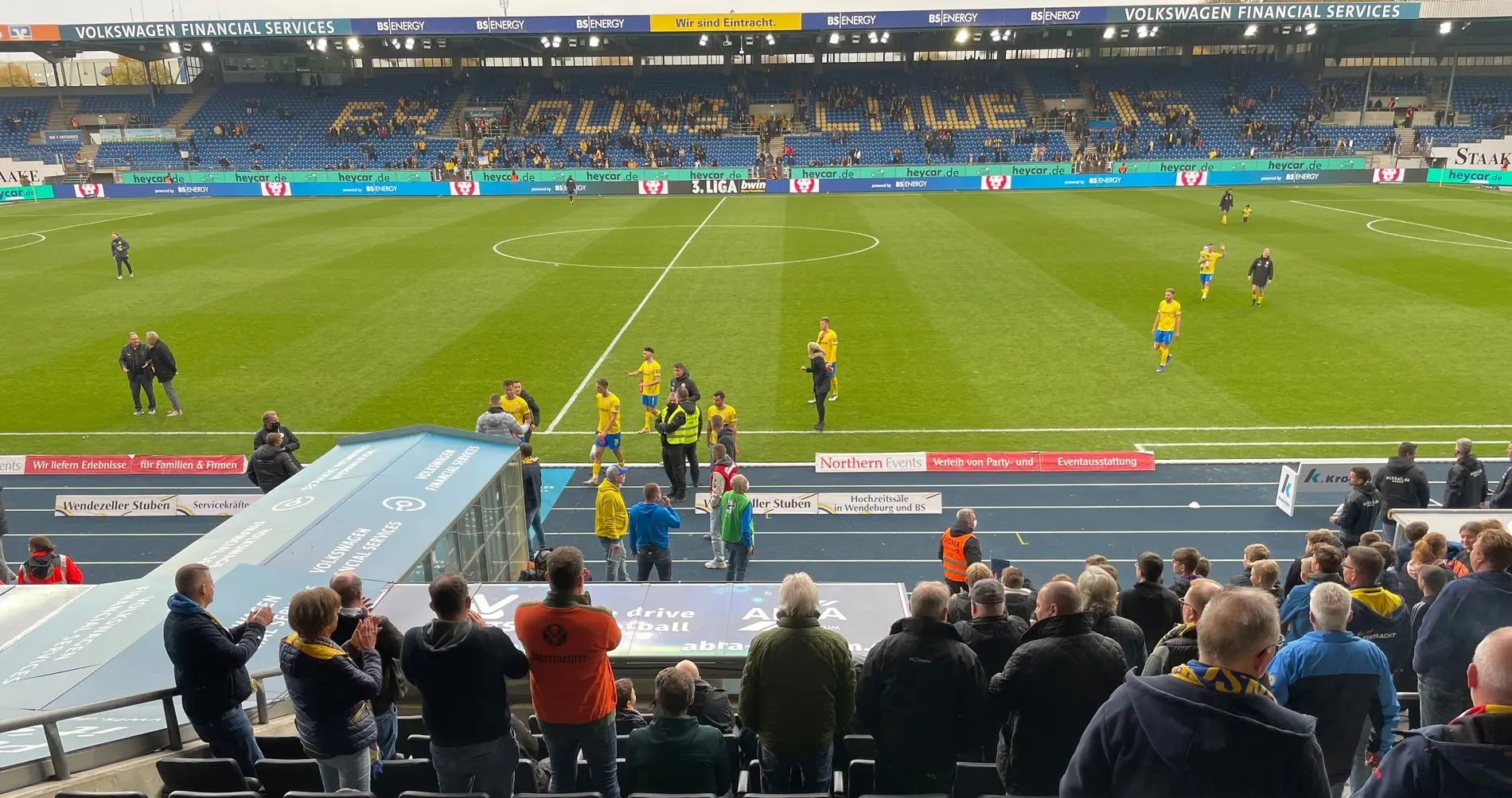 Spieler auf dem Rasen im Eintracht-Stadion.