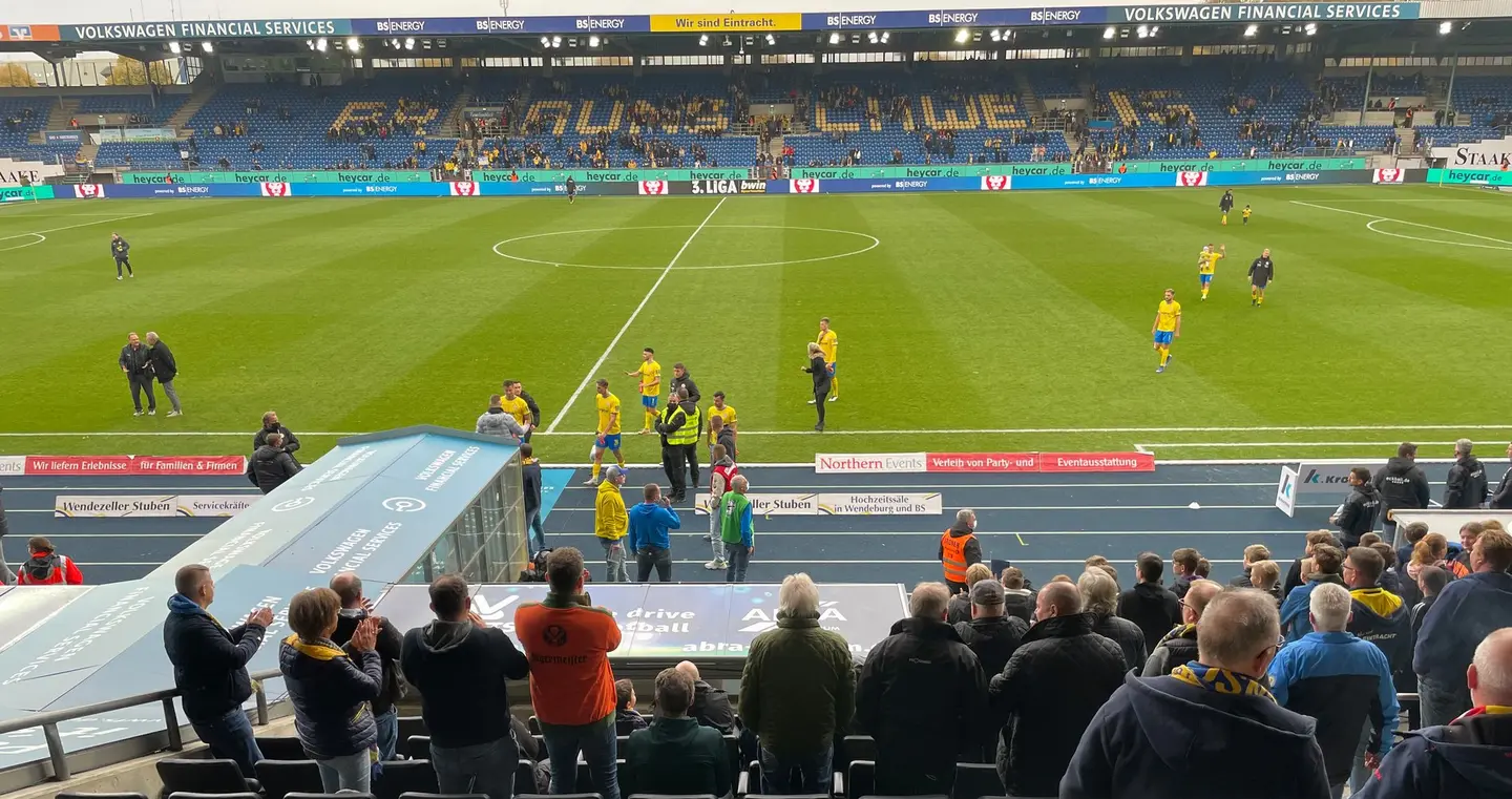Spieler auf dem Rasen im Eintracht-Stadion.