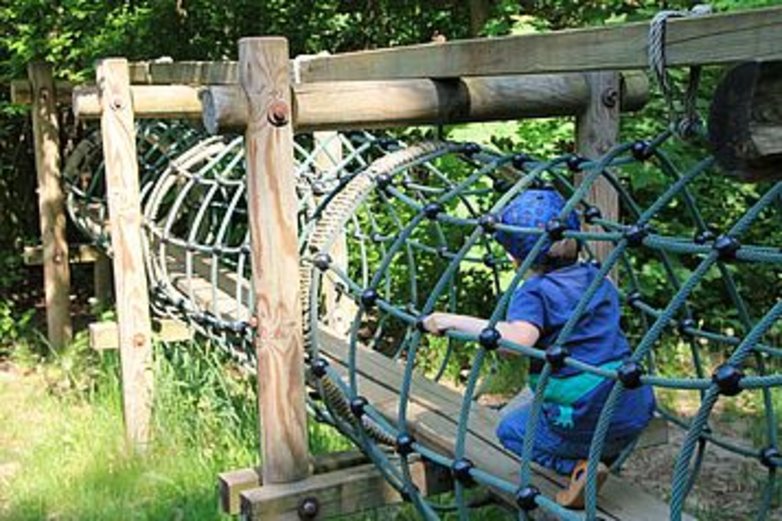 Kind auf Klettergerüst