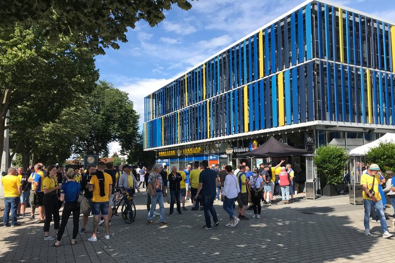 Endlich wieder Fans im und um das Stadion: Gute Laune an der „Wahren Liebe".