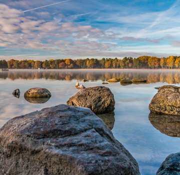 Steine ragen aus einem See hervor (Bildrechte: Südheide Gifhorn)