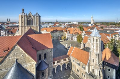 Man blickt von oben auf den Dom St. Blasii und die Burg Dankwarderode