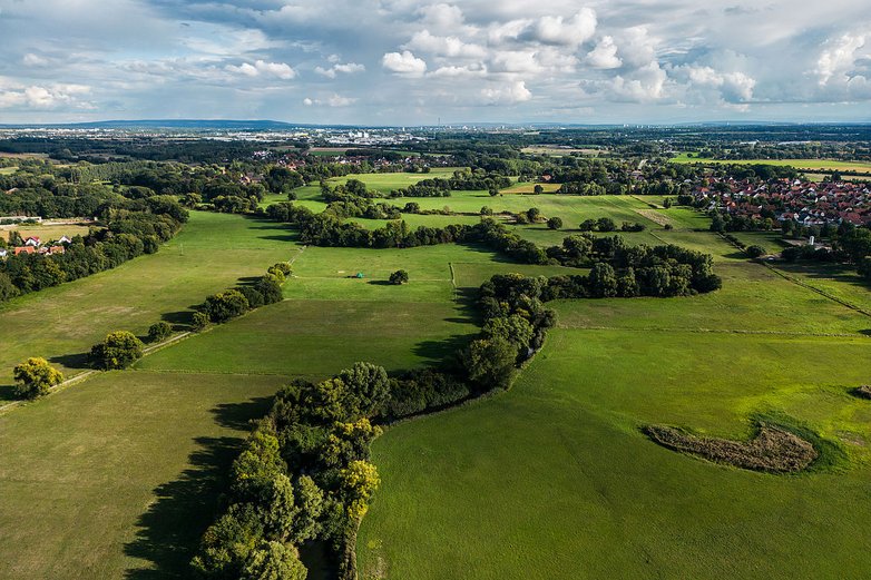 Eine Flussaue aus der Vogelperspektive.