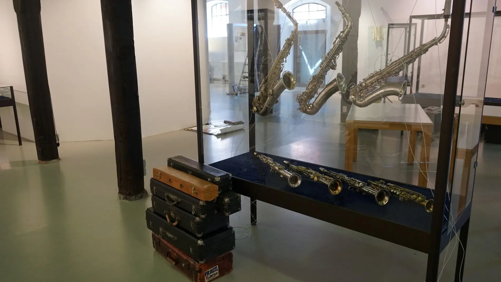 Die Ausstellung ist noch nicht fertig aufgebaut, aber die Koffer bleiben.