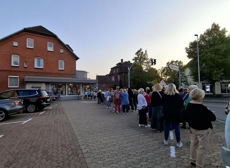Schlangenbildung vor dem Modehaus Decker.