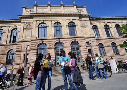 Du hast die Schule abgeschlossen und möchtest in der Region studieren oder eine betriebliche Ausbildung beginnen?