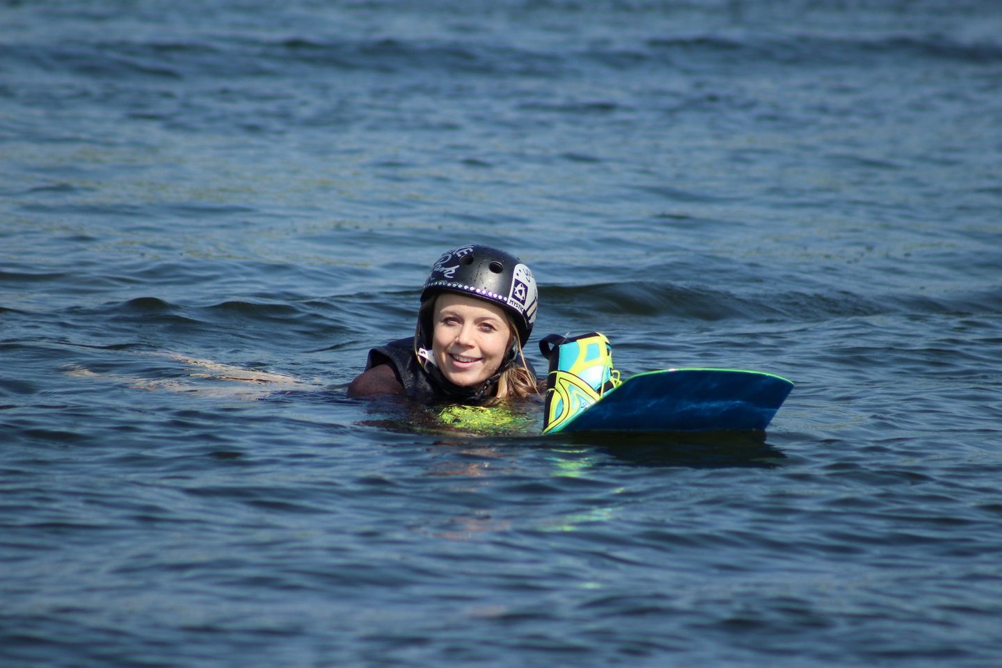 Ein Wakeboarderin im Wasser im Wakepark Wolfsburg.