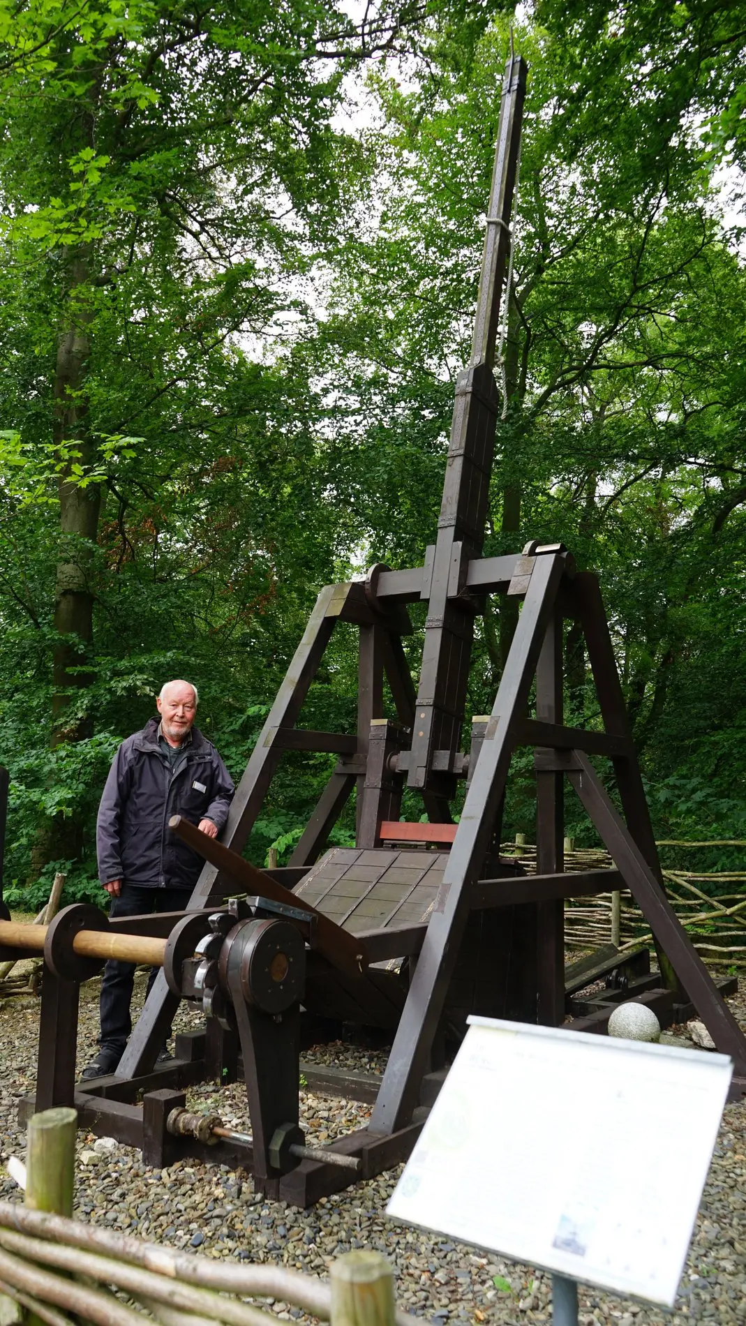 Man sieht Herrn Günter Hein an der Steinschleuder, die er auch bedienen kann..