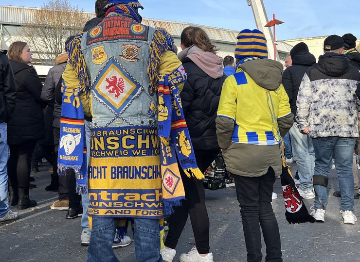 Ein Fan von Eintracht Braunschweig in einer Kutte. 