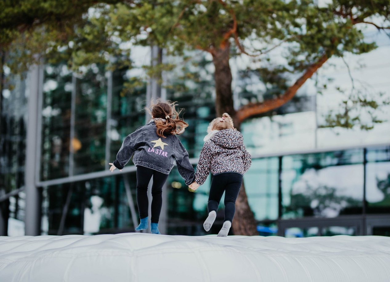 Zwei Kinder, die auf einer Hüpfburg springen