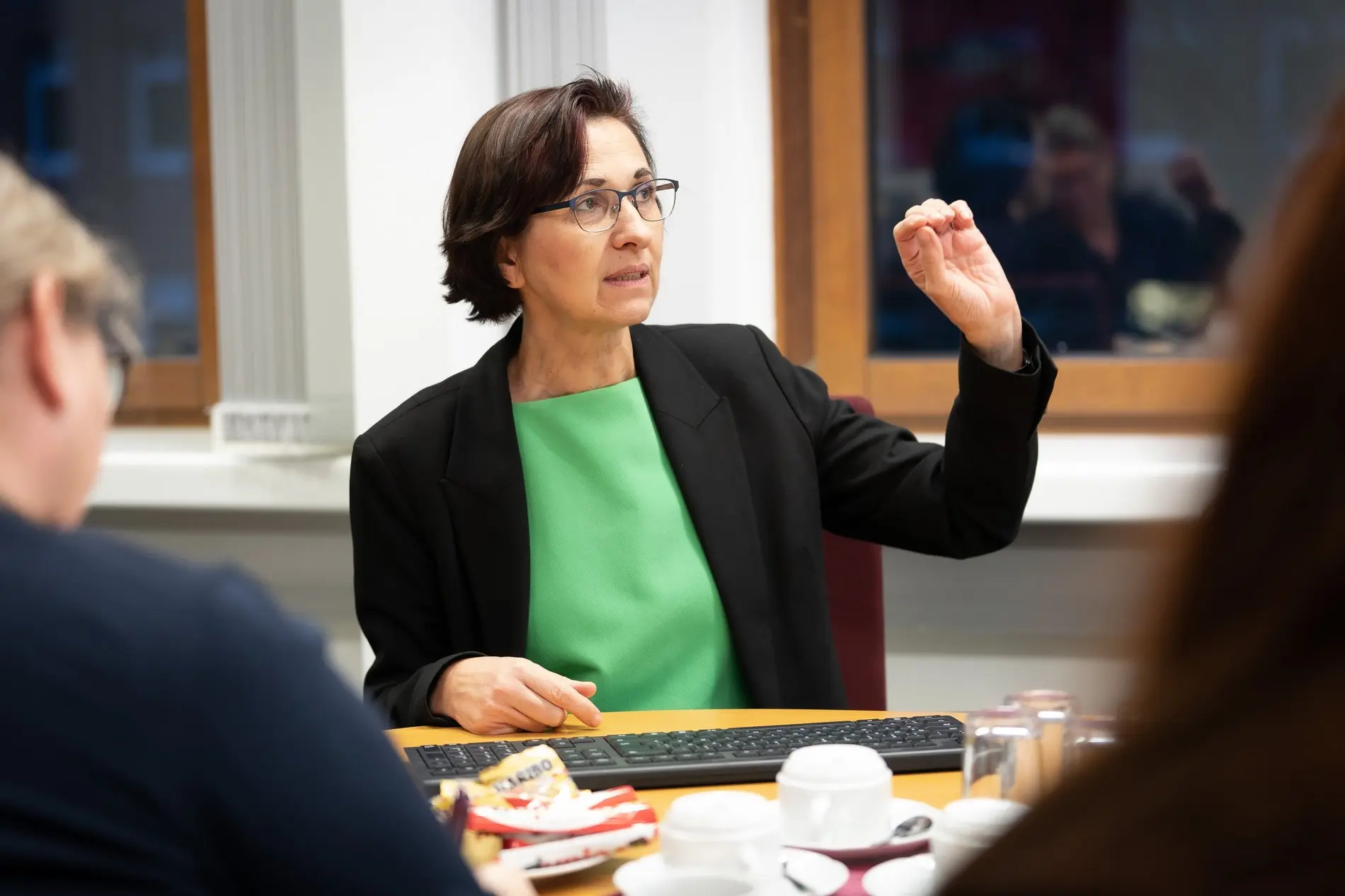 Kerstin Kuechler-Kakoschke präsentiert Zahlen zur Entwicklung des Arbeitsmarkts.