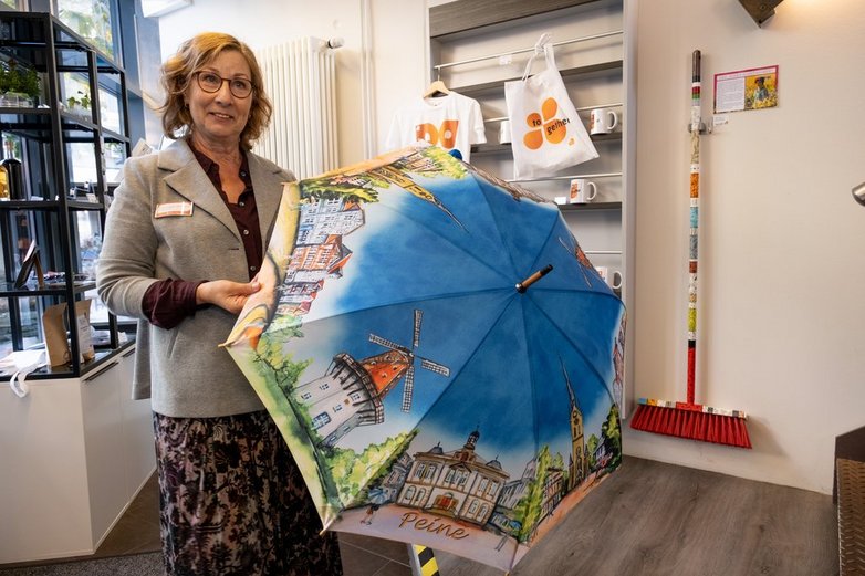 Der Künstler-Schirm mit Peiner Wahrzeichen ist ein beliebtes Souvenir.