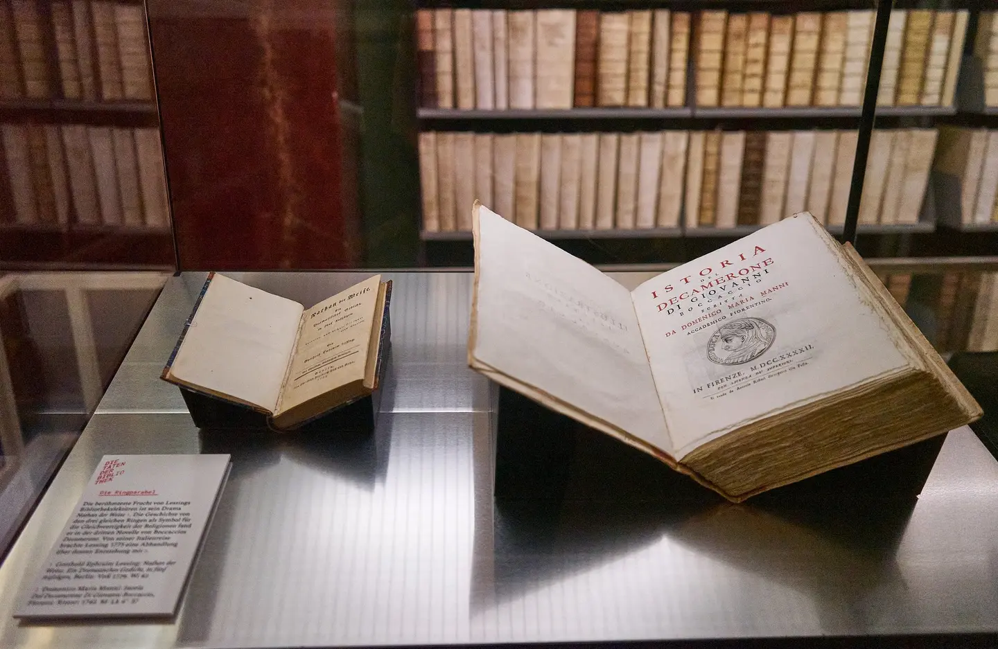 Erstausgabe von Nathan der Weise aus dem Jahr 1779 (links) und eine Abhandlung über die Entstehung von „Il Decamerone“. Dieses Buch brachte Lessing 1775 von seiner Italienreise mit.