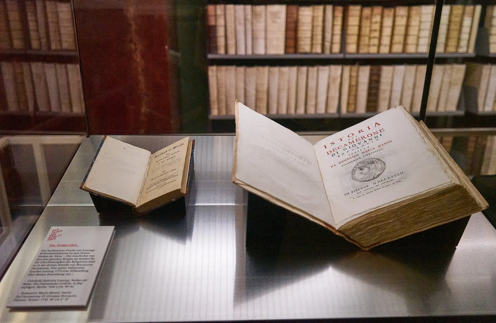 Erstausgabe von Nathan der Weise aus dem Jahr 1779 (links) und eine Abhandlung über die Entstehung von „Il Decamerone“. Dieses Buch brachte Lessing 1775 von seiner Italienreise mit.