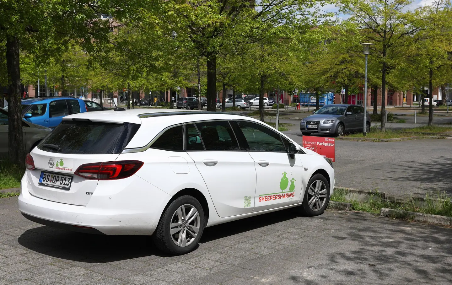 Ein Auto von Sheepersharing Braunschweig steht auf dem Parkplatz am Willy-Brand-Platz/Hauptbahnhof. Ein gutes Angebot für jeden, der nachhaltig unterwegs sein möchte.