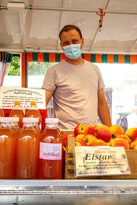 Ein Obsthändler am Altstadtmarkt.
