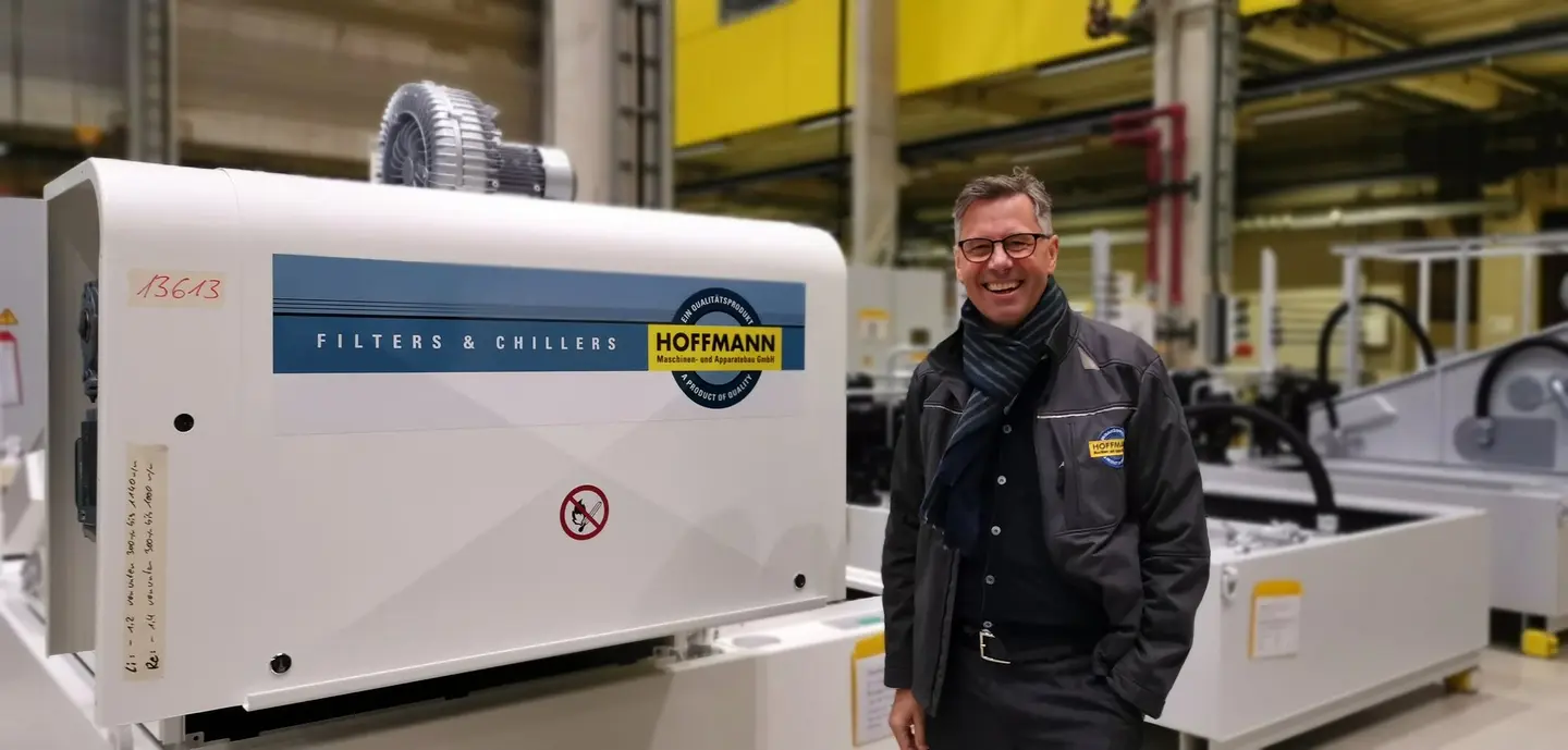 Tobias Hoffmann an einer fast fertigen Filteranlage.