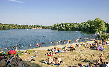 Im Sommer tümmeln sich Badegäste am Eixer See.