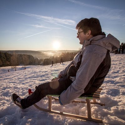 Ein Mann auf einem Schlitten.