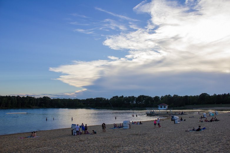 Der Bernsteinsee im Landkreis Gifhorn bei Abenddämmerung.
