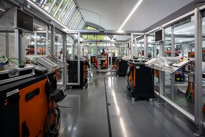 Schaltschränke und Bedienelemente gehören zum Equipment dazu.