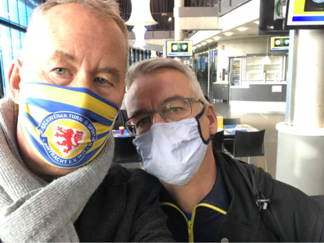 Selfie von zwei Eintracht-Fans mit Mundschutz.