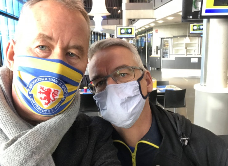 Selfie von zwei Eintracht-Fans mit Mundschutz.