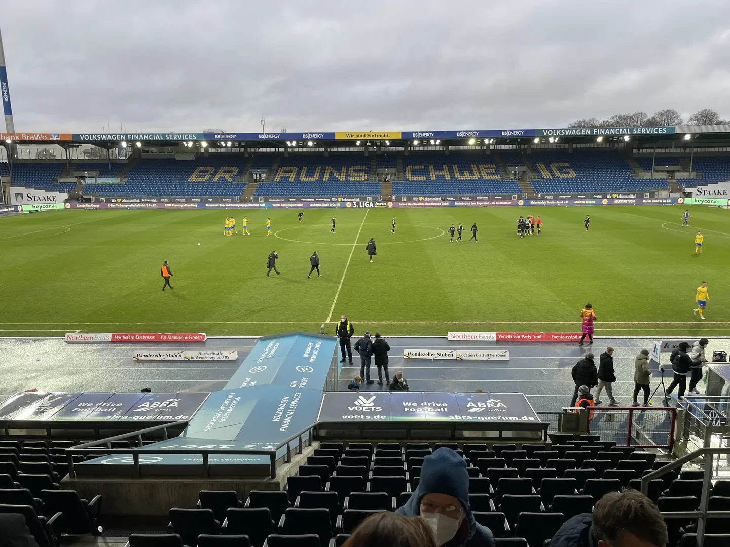 Fußballspieler diskutieren mit dem Schiedsrichter.