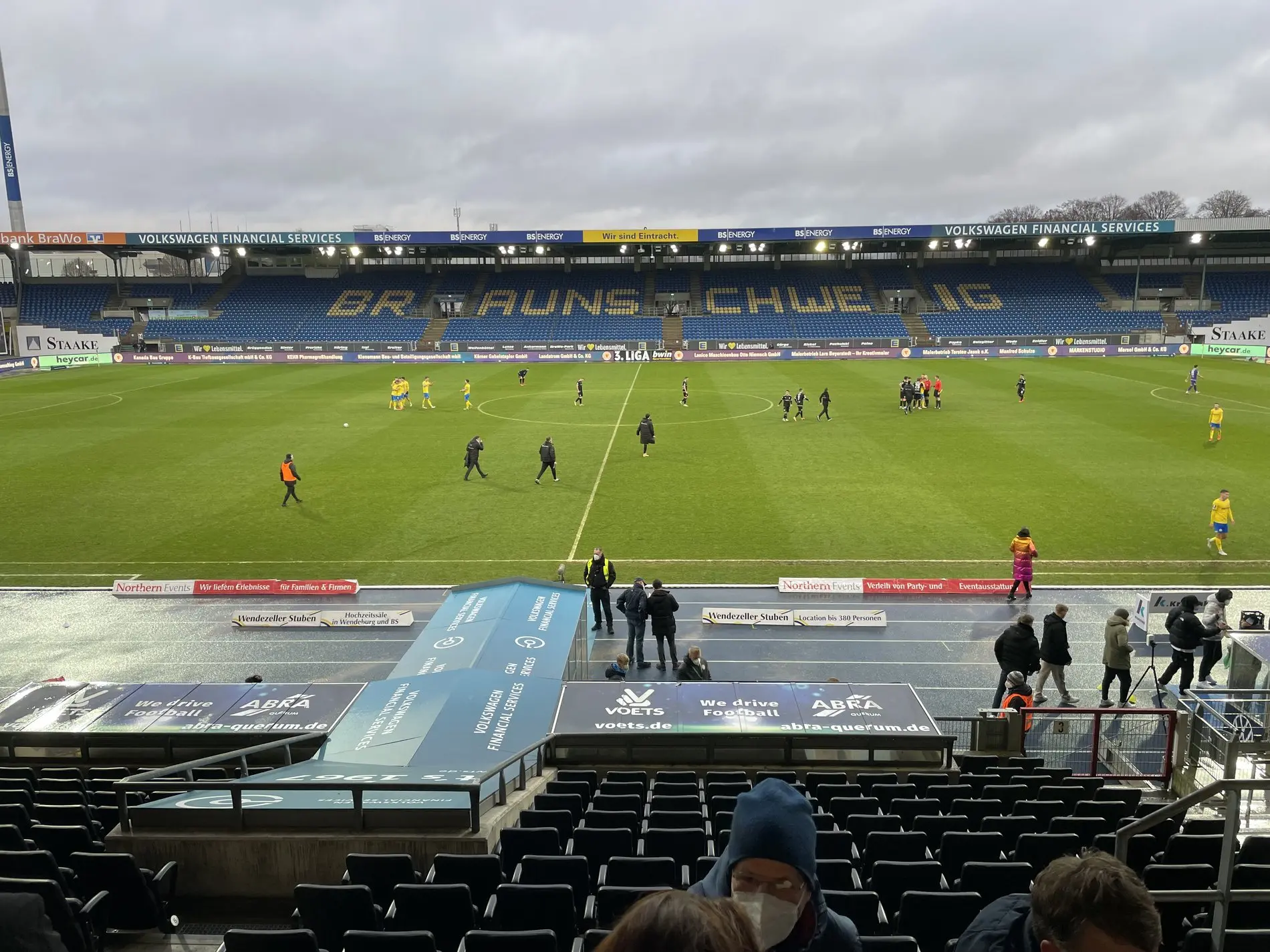 Fußballspieler diskutieren mit dem Schiedsrichter.