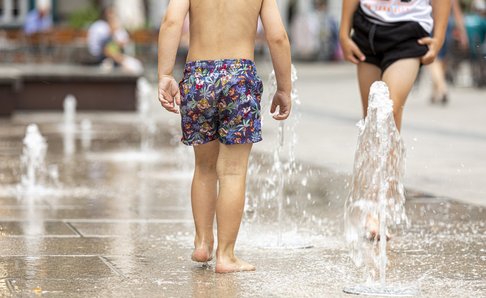 Wasserfontänen mit planschenden Kindern 