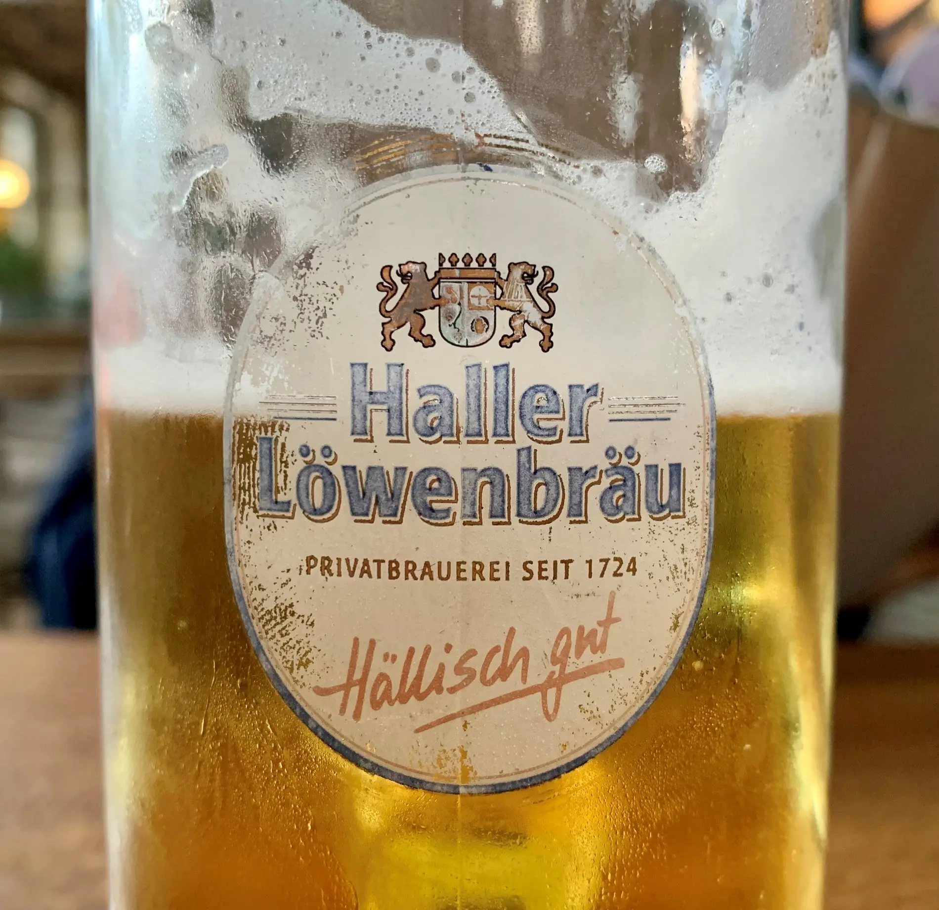 Ein Glas gefüllt mit Haller Löwenbräu.