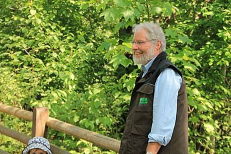 Dr. Oskar Kölsch, Leiter des Otterzentrums guckt zufrieden
