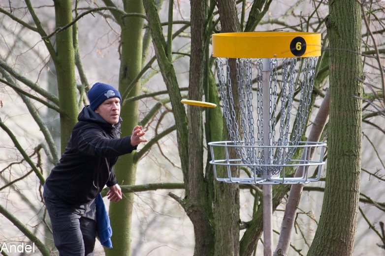 Ein junger Mann beim Disgolfen