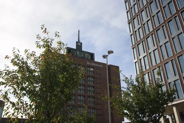 Das Volksbank BraWo-Hochhaus in direkter Nachbarschaft des Shoppingcenters. 