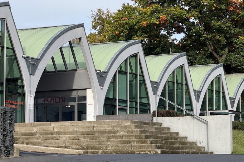 Das KUKA College befindet sich in den alten Rollei-Werken in modernisierten, hellen Hallen.