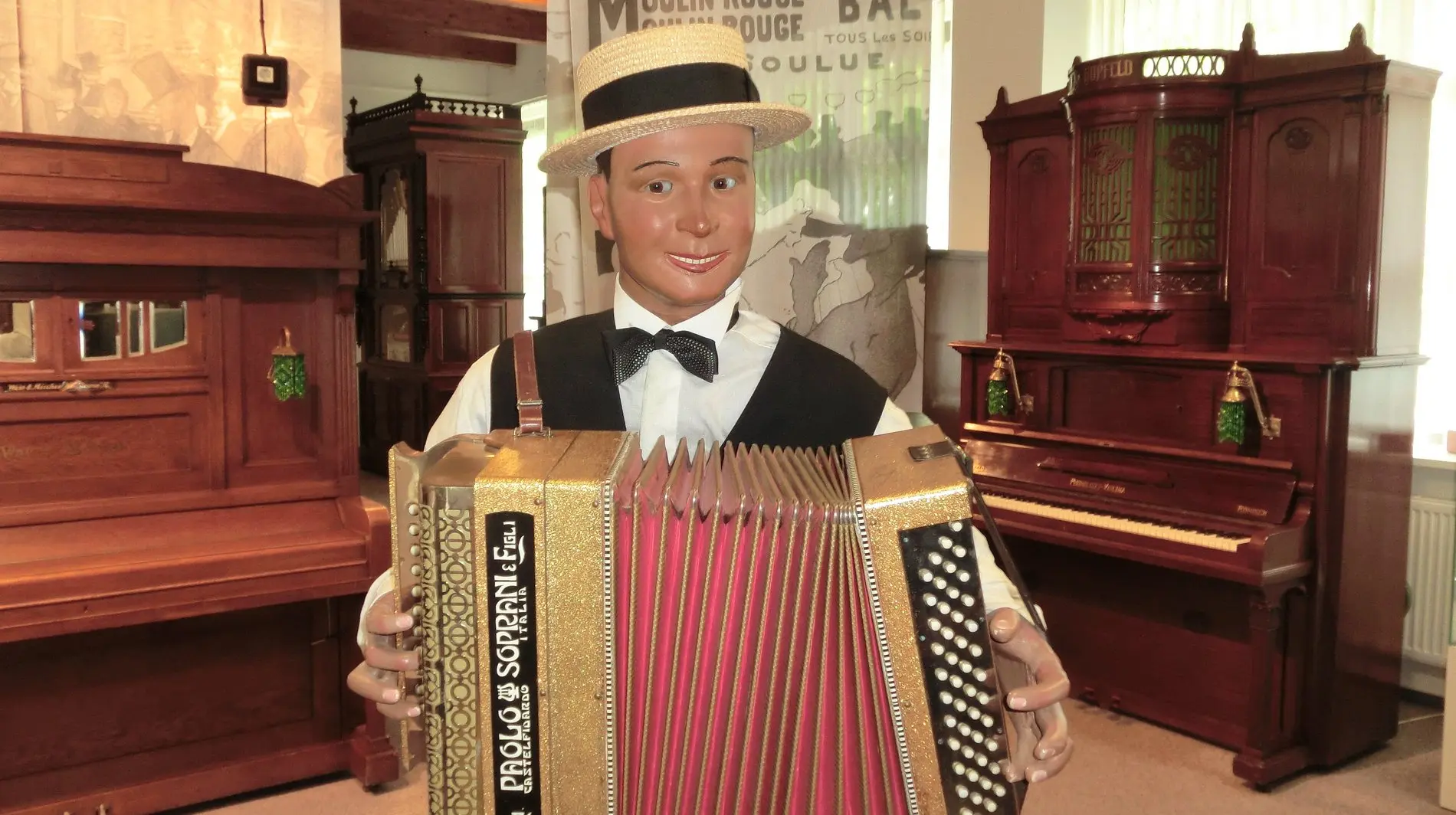 Schaufensterfigur mit Akkordeon