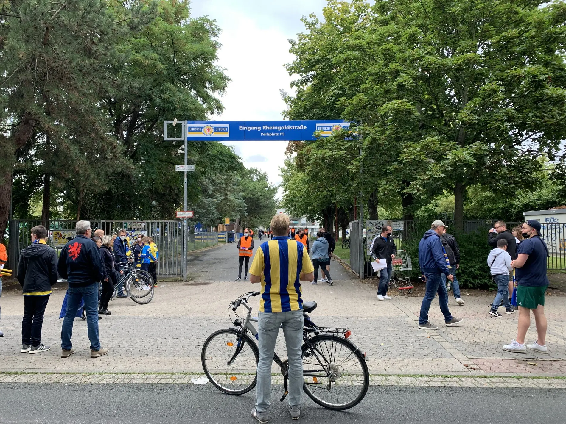 Ein Eintracht-Fan vor dem Tor des Stadiongeländes.