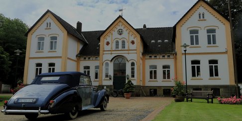 1901916_foto_rittergut-ankensen_oldtimer-vor-haupthaus_wito-gmbh-unternehmen_web_neu