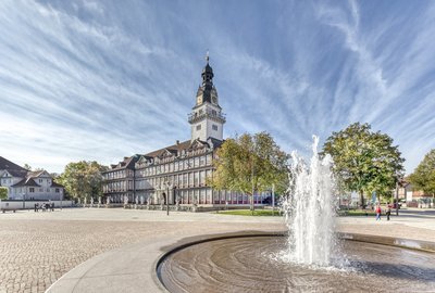 Man blickt an einem Springbrunnen vorbei auf das Wolfenbüttler Schloss