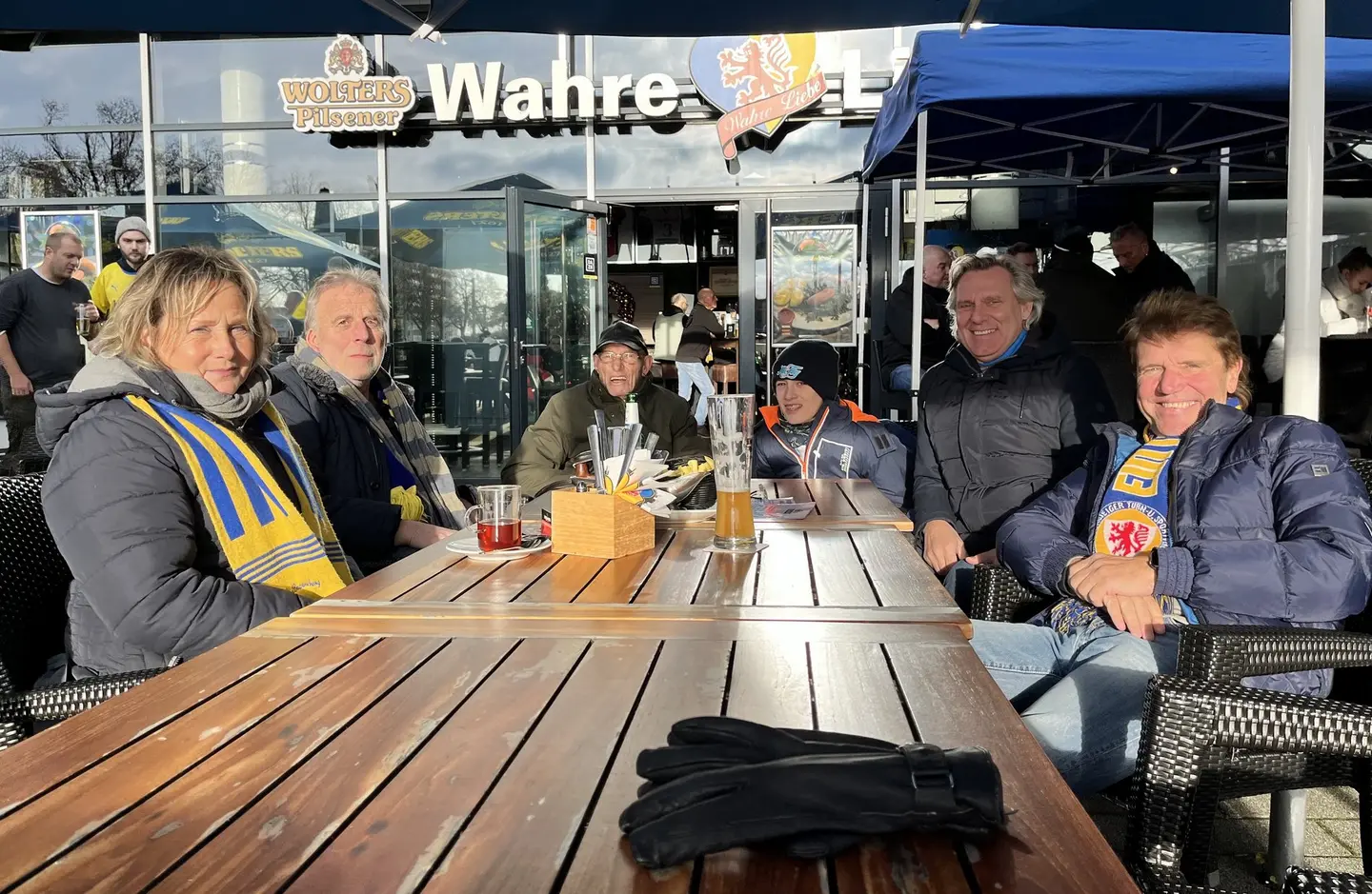 Eintracht Braunschweig-Fans vor der Wahren Liebe.