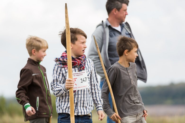 Kinder beim Speerwerfen