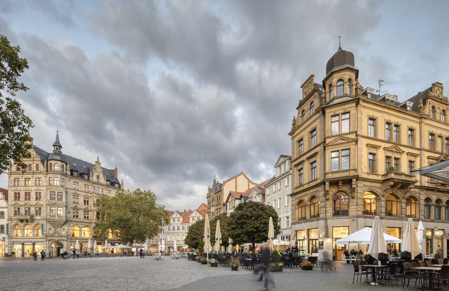Man blickt auf Cafés auf dem Kohlmarkt in Braunschweig, links das Haus "Haus zum Stern"